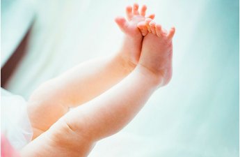 Почему потеют ножки и ручки у грудничка?