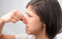 Из-за чего пот начинает пахнуть луком?