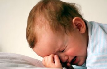 Что делать, если новорожденный потеет во сне?