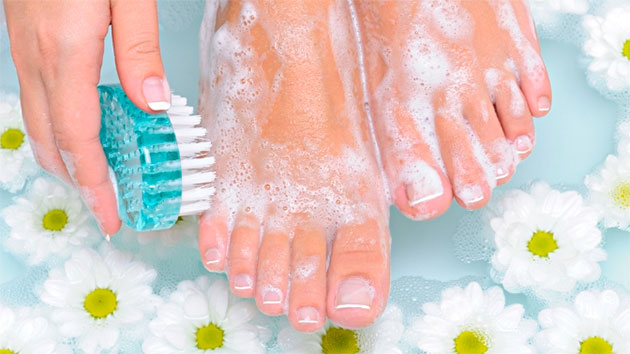 обработка ног щеточкой с мылом
